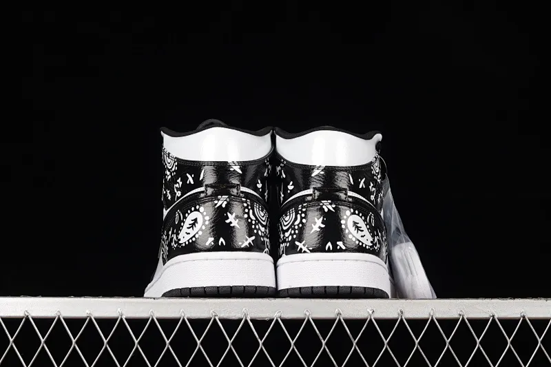 All categories Air Jordan Jordan series basketball shoes Air Jordan 1 Mid Air Jordan 1 Mid SE AJ1 Joe 1 graffiti black and white China basketball shoes 554724-075